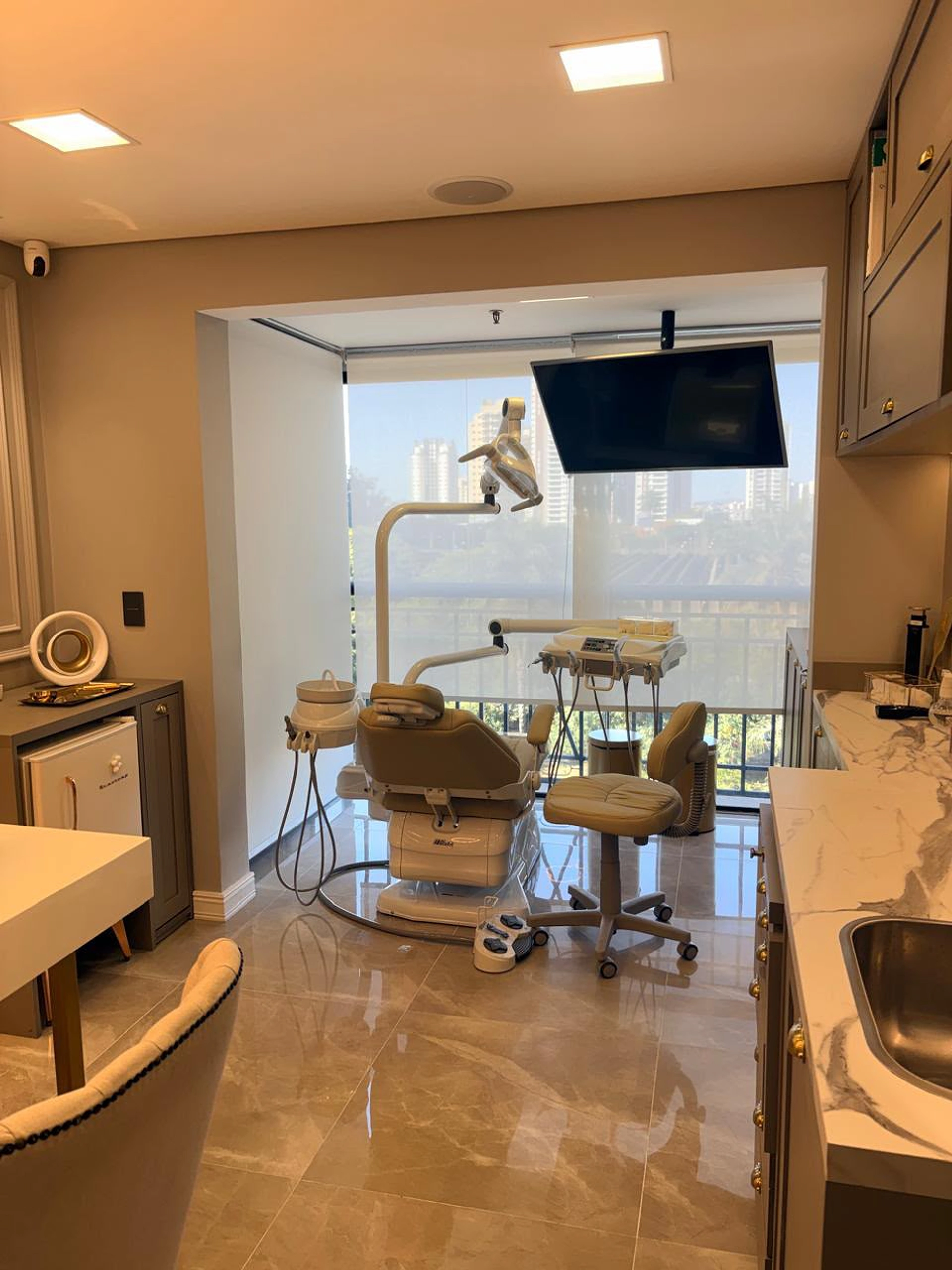 Vista de entrada do consultório, com cadeiras odontológicas e luz natural